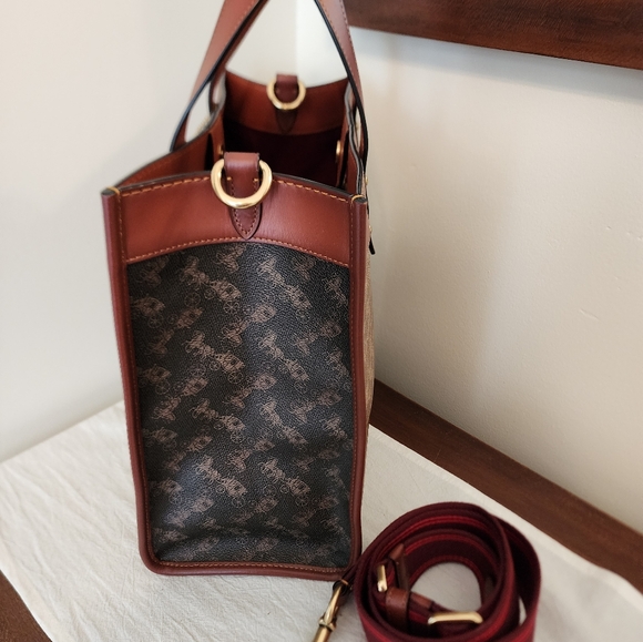 Coach Field Tote 30 in Signature Canvas With Horse and Carriage EUC - Picture 4 of 10